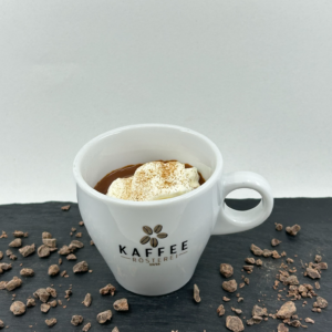 Ä chräftigi Heissi-Schoggi mit Schlagrahm